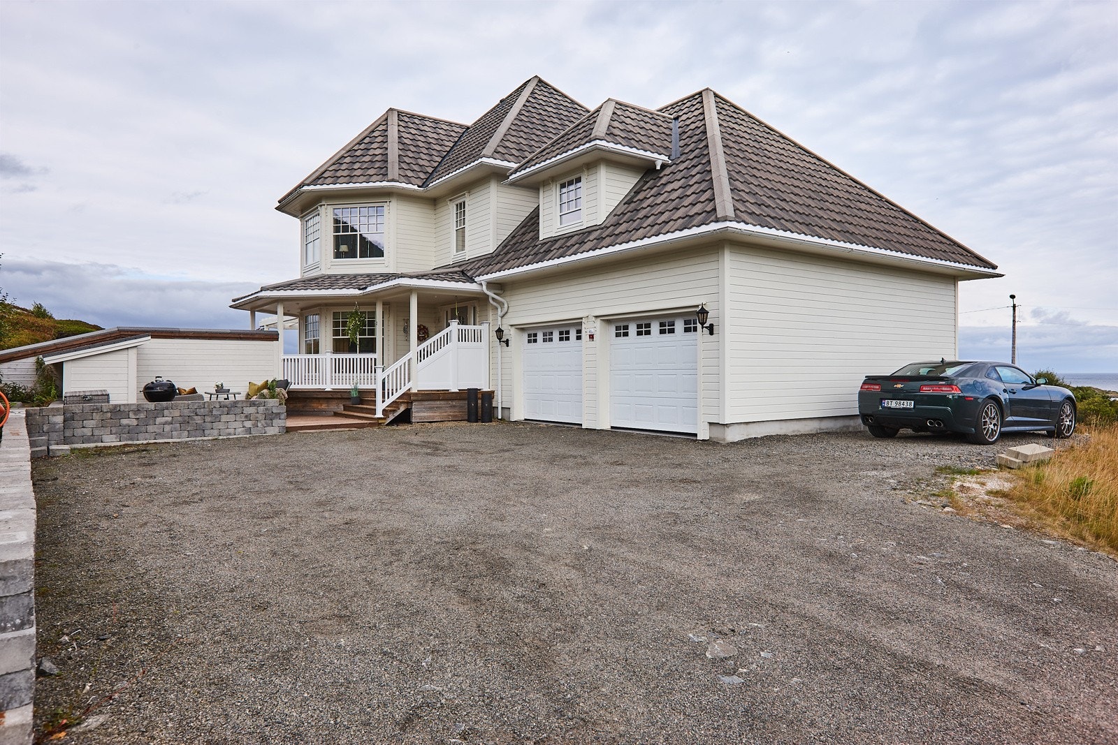 Rikelig med parkeringsmuligheter på egen tomt. Galleribilde