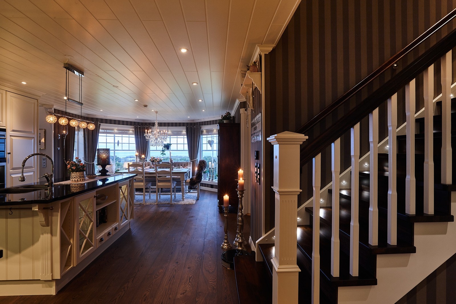 Det er også etablert ekstra belysning innvendig. Legg merke til spotter i trapp. Galleribilde