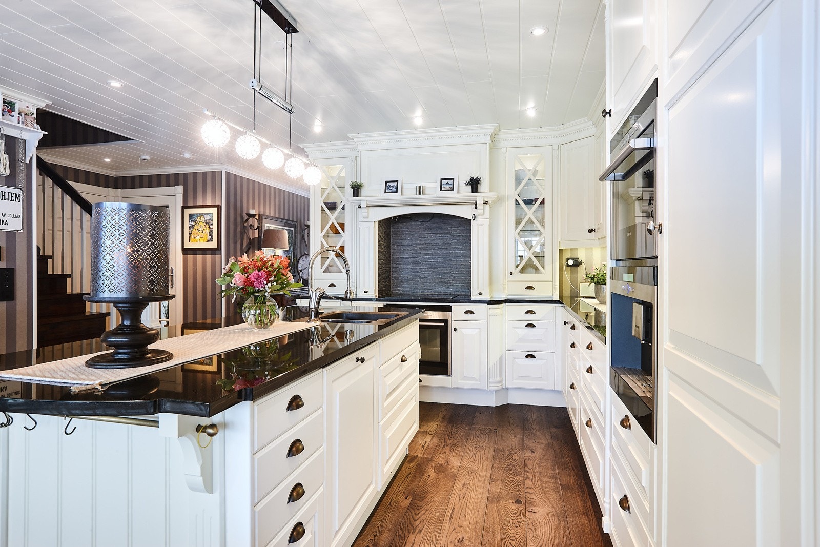 Integrerte hvitevarer og fin belysning. Galleribilde