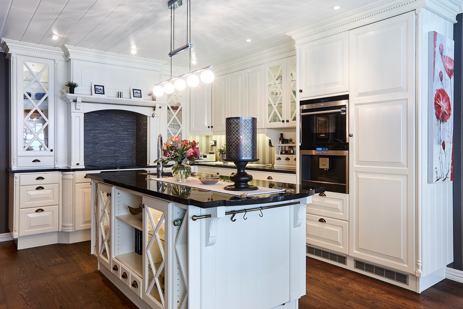 Benkeplate på innredning og kjøkkenøy er av stein. Galleribilde