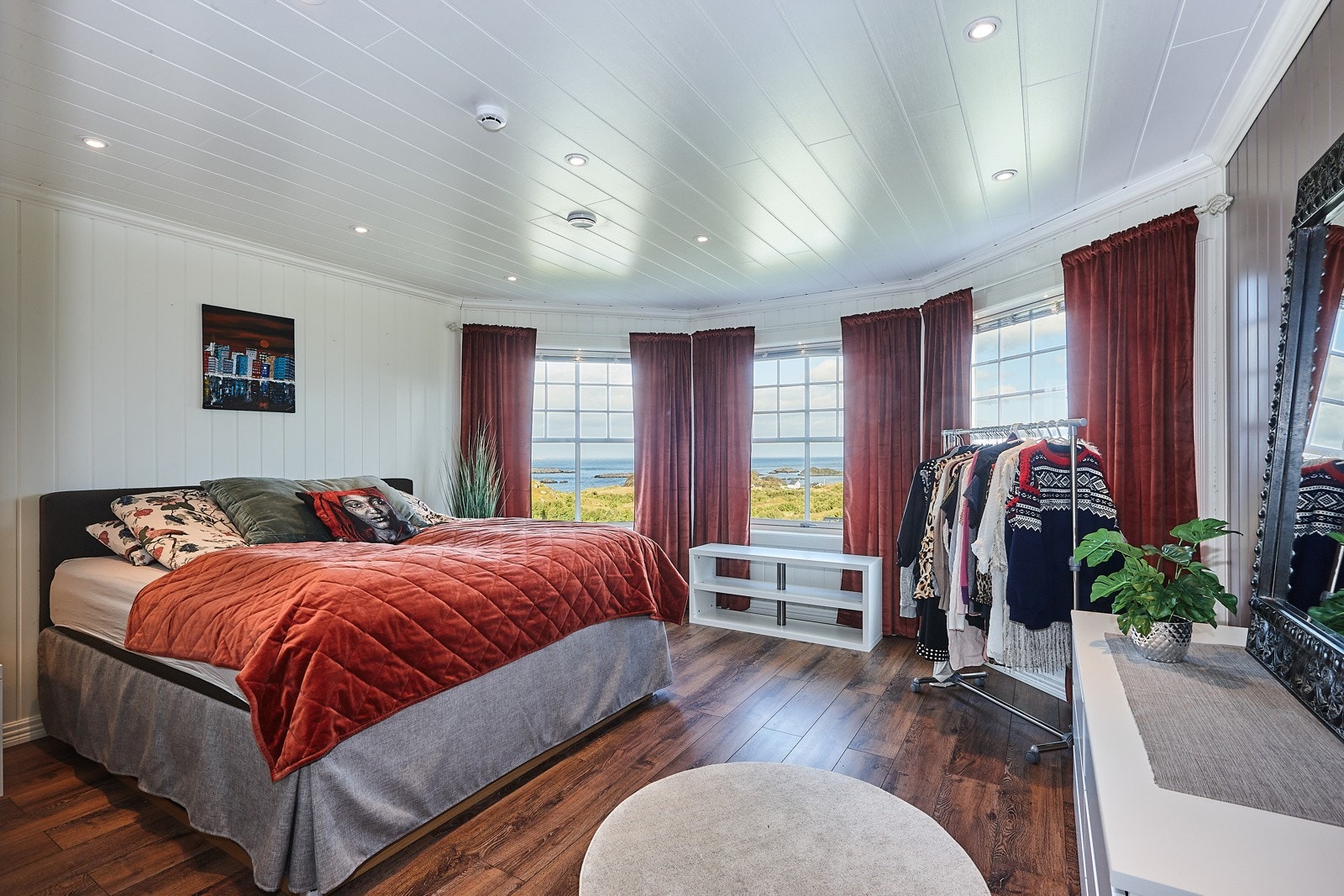 Alle soverom har fin belysning, mye vindu og rikelig areal. Galleribilde