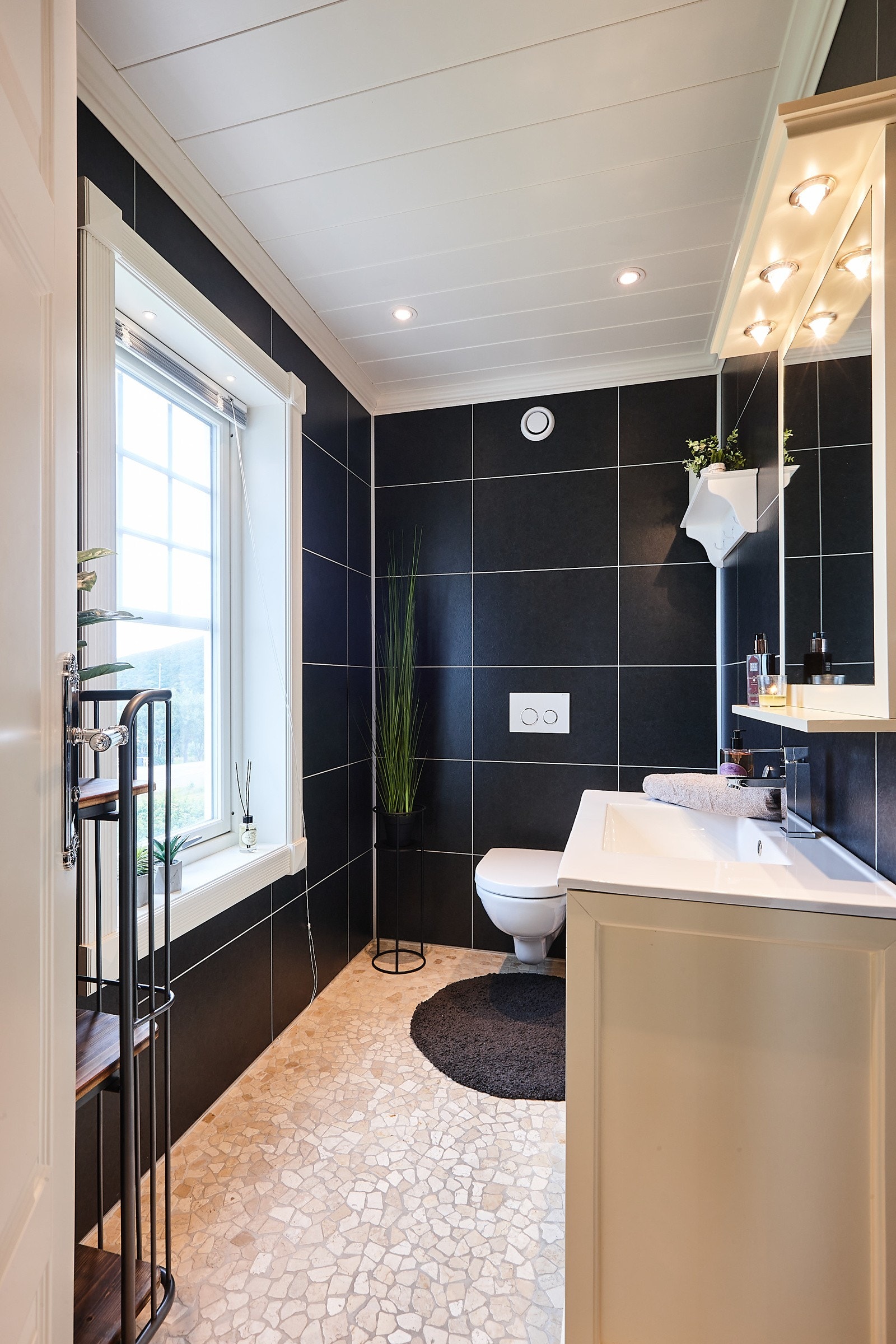 Like ved kjøkken finner vi lekkert wc. Galleribilde