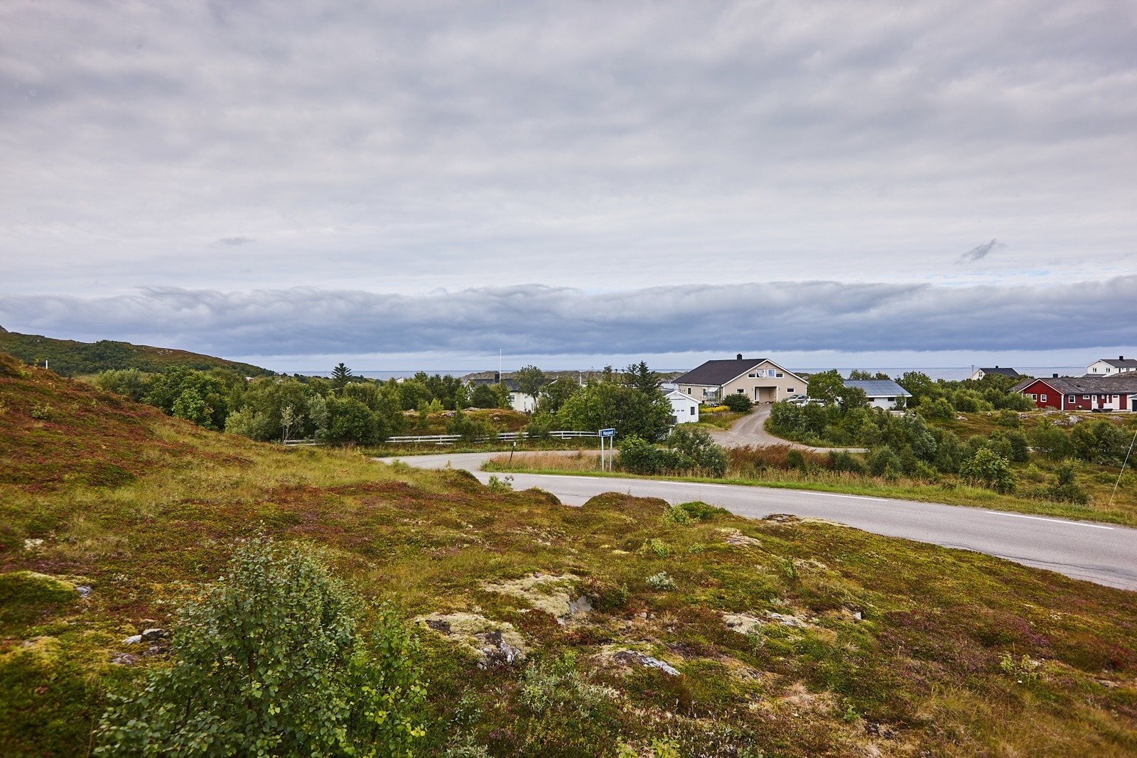 Eiendommen har utsikt mot sjø så langt øyet kan se. Galleribilde