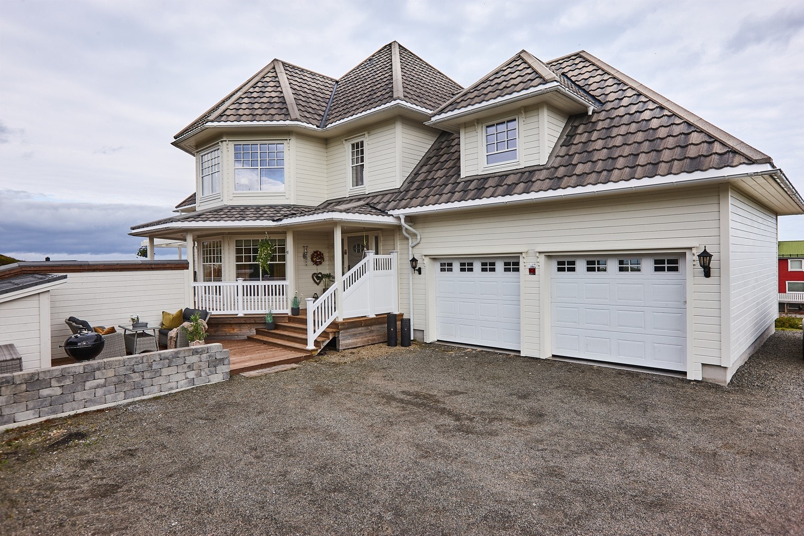 Isolert dobbelgarasje med vannbåren varme i gulv i forlengelse av boligen. Direkte inngang fra garasje. Galleribilde