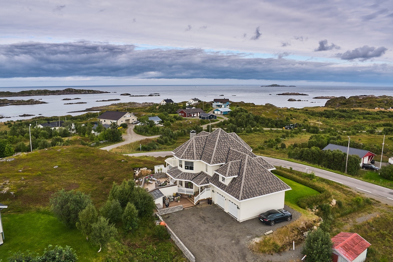 Eiendommen ligger på høyde med nydelig utsikt mot havet. Galleribilde
