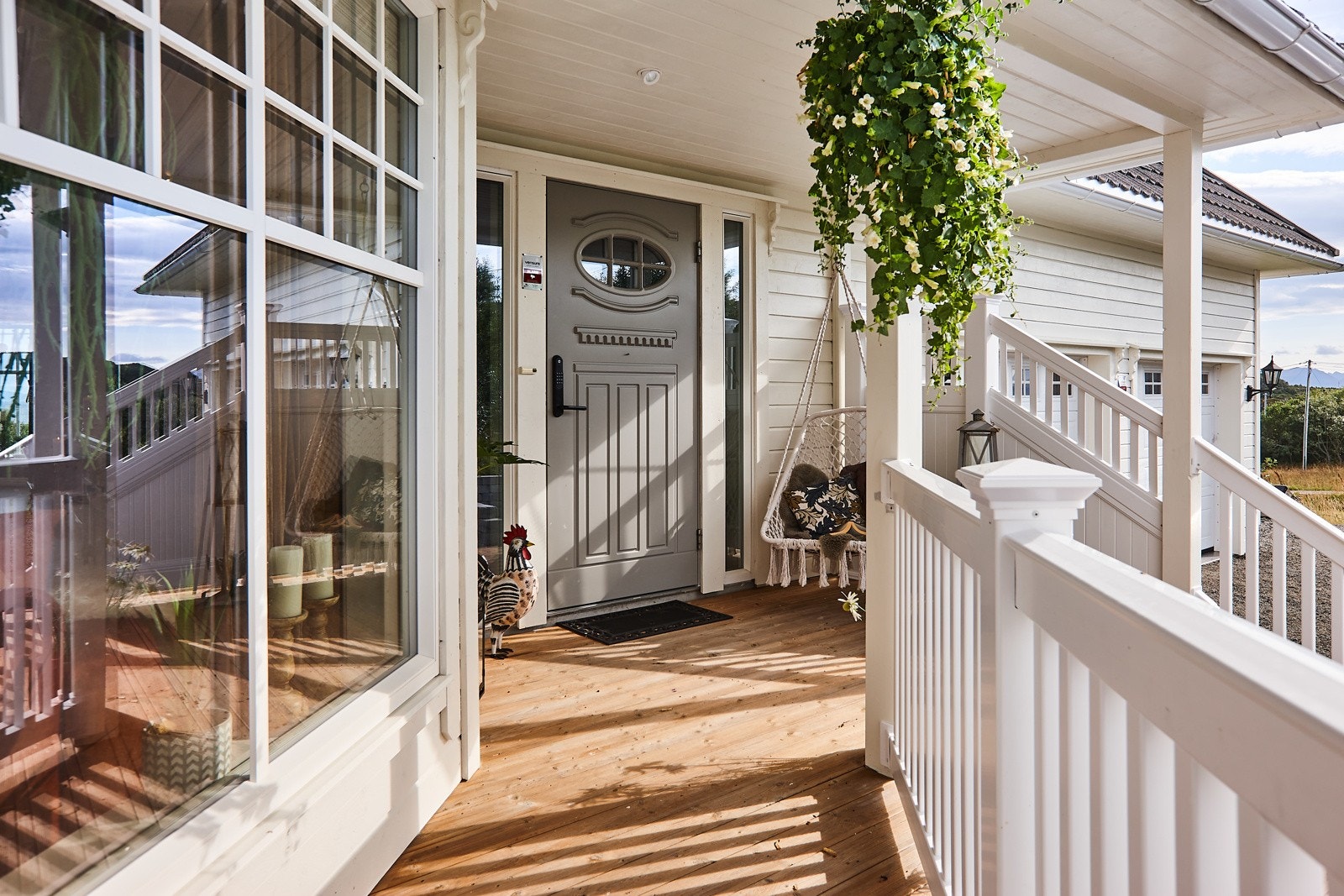 Overbygget streker seg rundt nesten hele boligen. Galleribilde