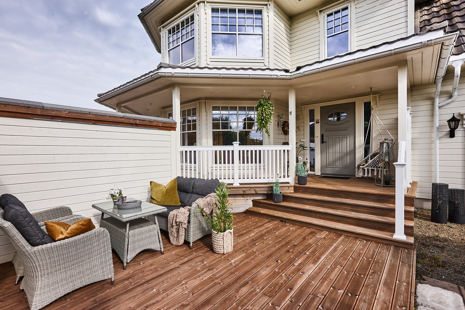 Boligen har platting og veranda rundt stort sett hele boligen. Galleribilde