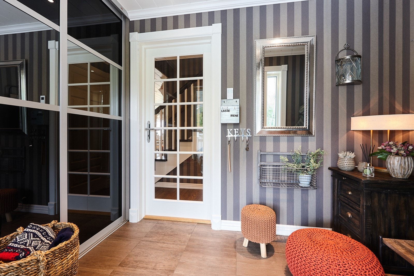 Velkommen inn! Praktisk skyvedørsgarderobe med god plass til å henge fra seg. Galleribilde