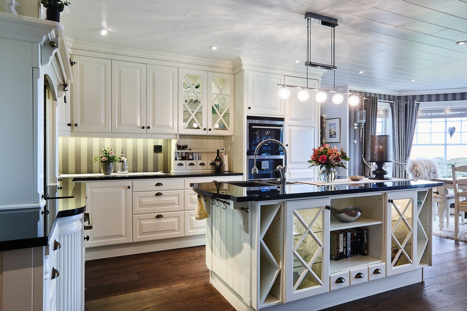 Kjøkken er utført i hvite fronter og har rikelig med skap og benkeplass. Galleribilde