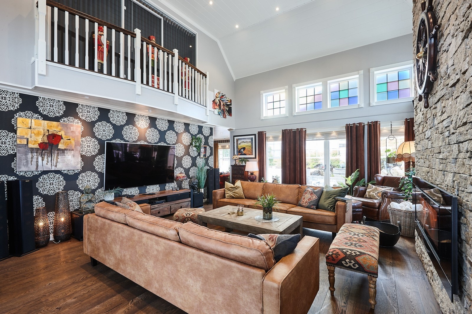 Store vindusflater gir rommet rikelig med lys. Galleribilde