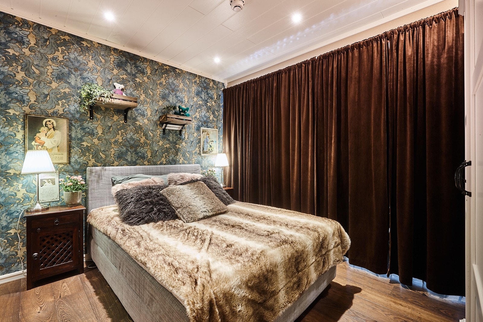 Soverom 2. Soverom etablert i midten av boligen, og har balkong ned ti stue. Galleribilde