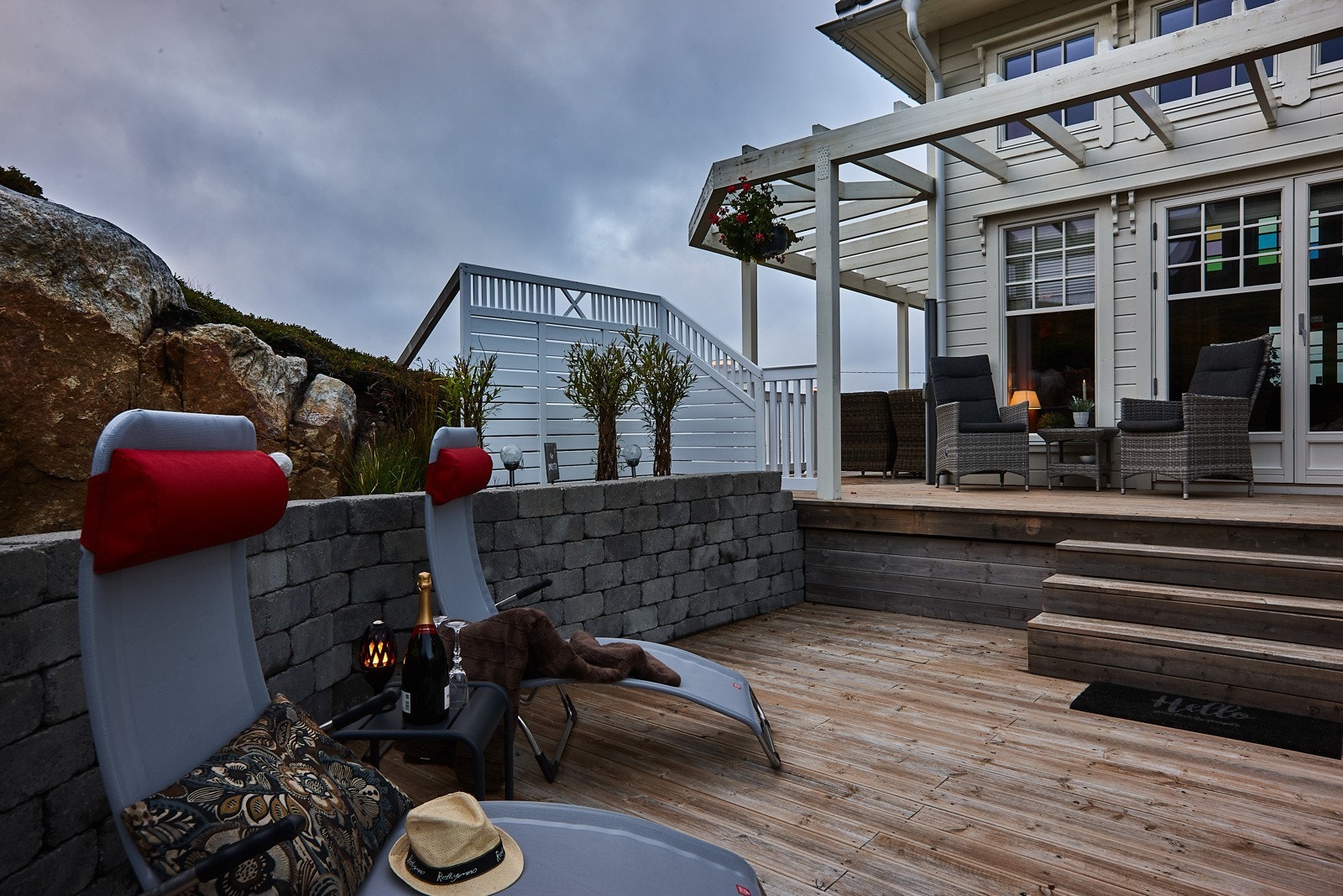 Lun og trivelig på uteplass også når mørket senker seg. Galleribilde