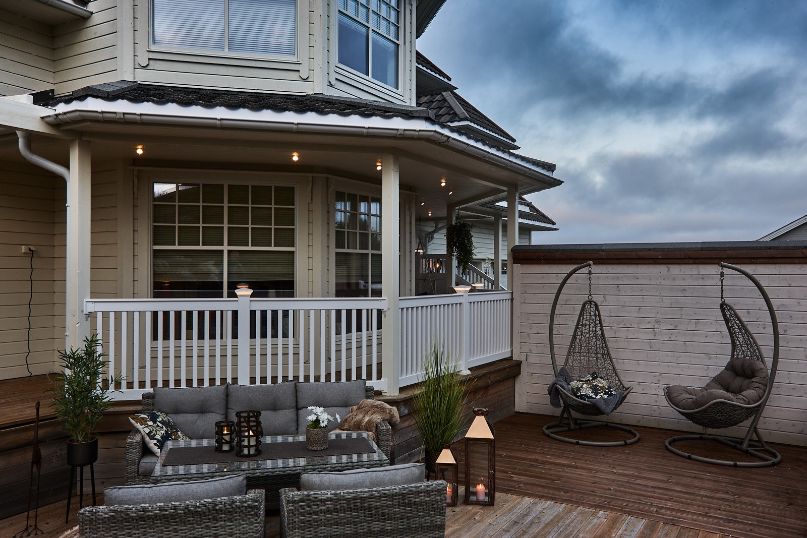 Spotter langs hele verandaen, også i rekkverk. Galleribilde