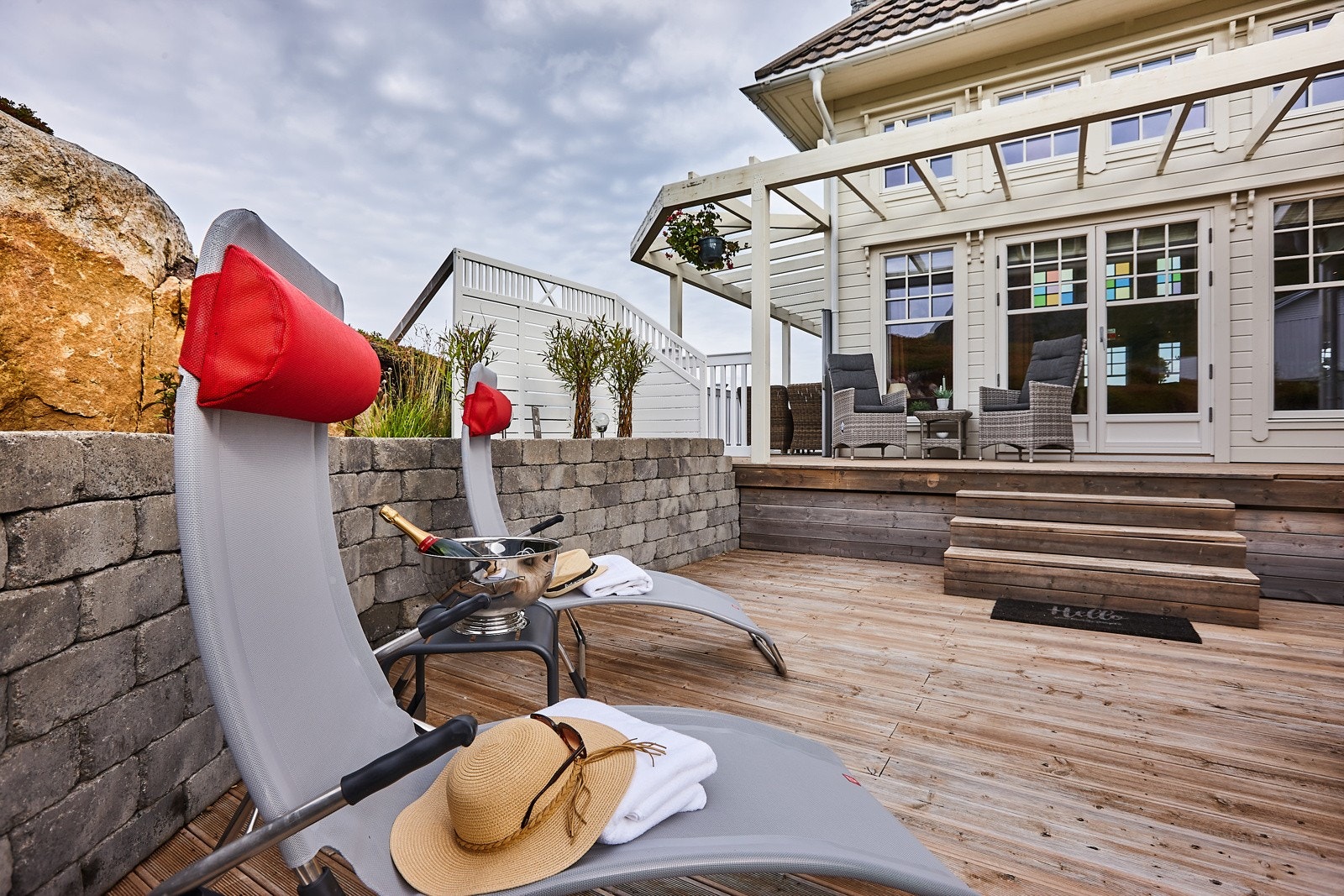 Uteplassen ligger i le av vind og har flere møbleringsmuligheter. Galleribilde