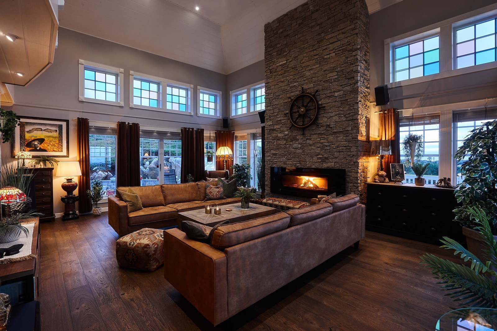 Med peisen sentrert i rommet sammen med den gode takhøyden gir stuen en ekstra lun og god romfølelse. Galleribilde