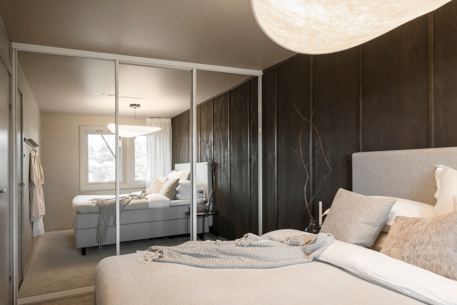 Stort garderobeskap på soverom Galleribilde