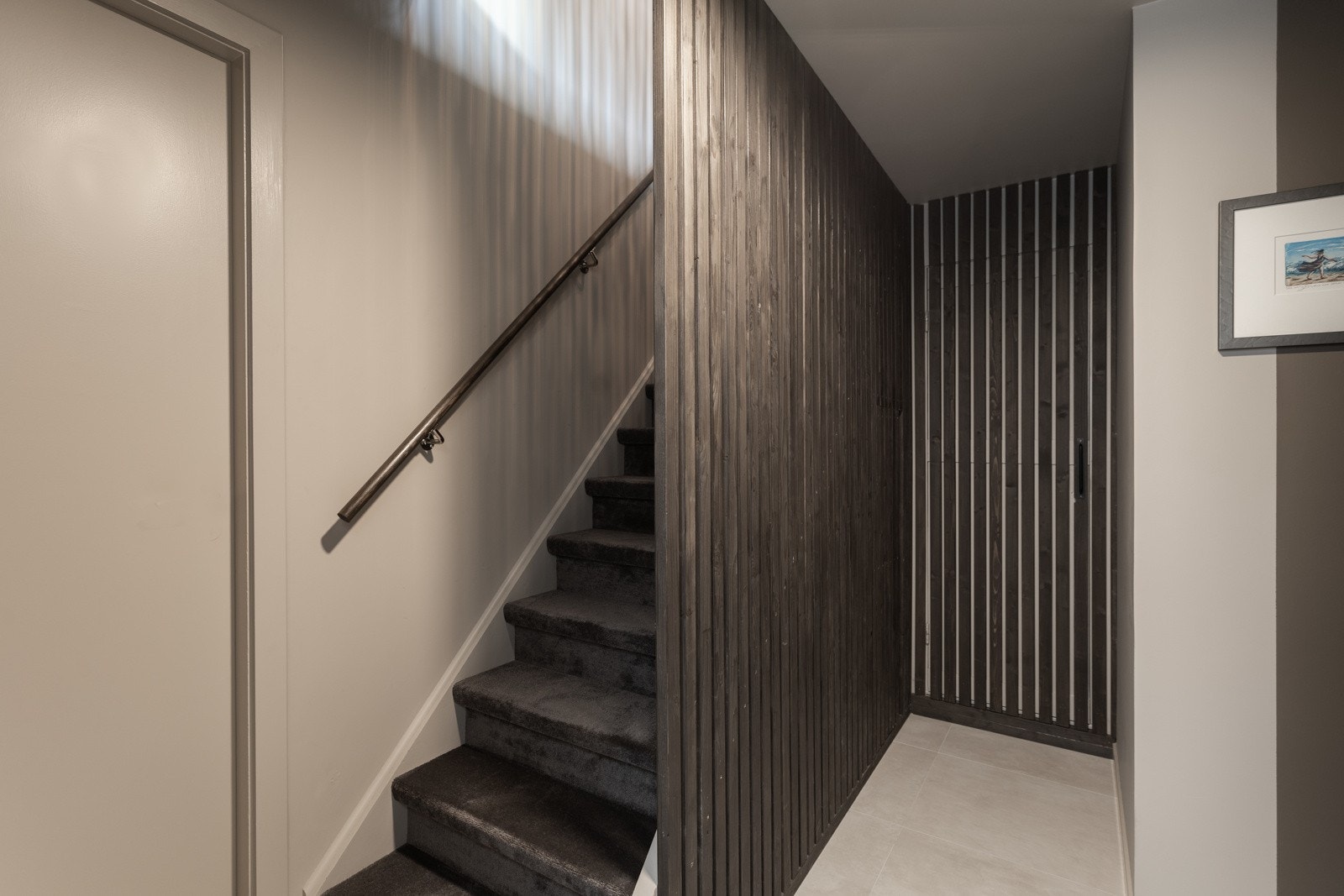 Det er varmekabler i gang, samt oppbevaringsplass under trapp Galleribilde