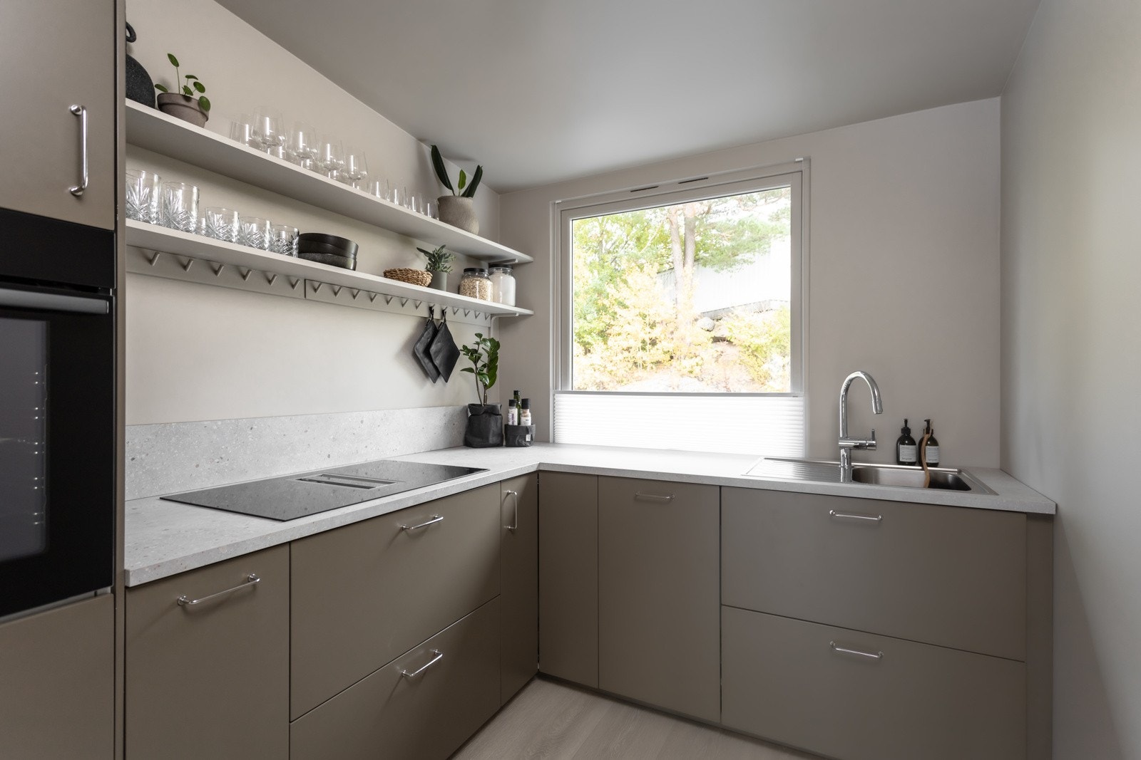 Lekkert kjøkken med god benk- og skapplass Galleribilde