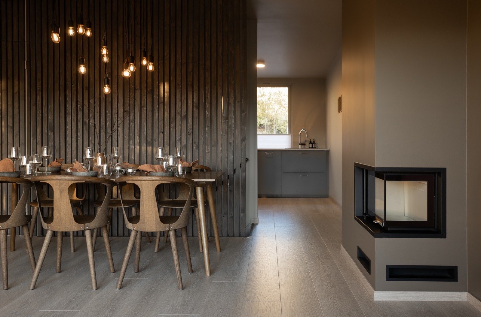 Flott vedovn som varmer opp på kalde høst- og vinterdager Galleribilde