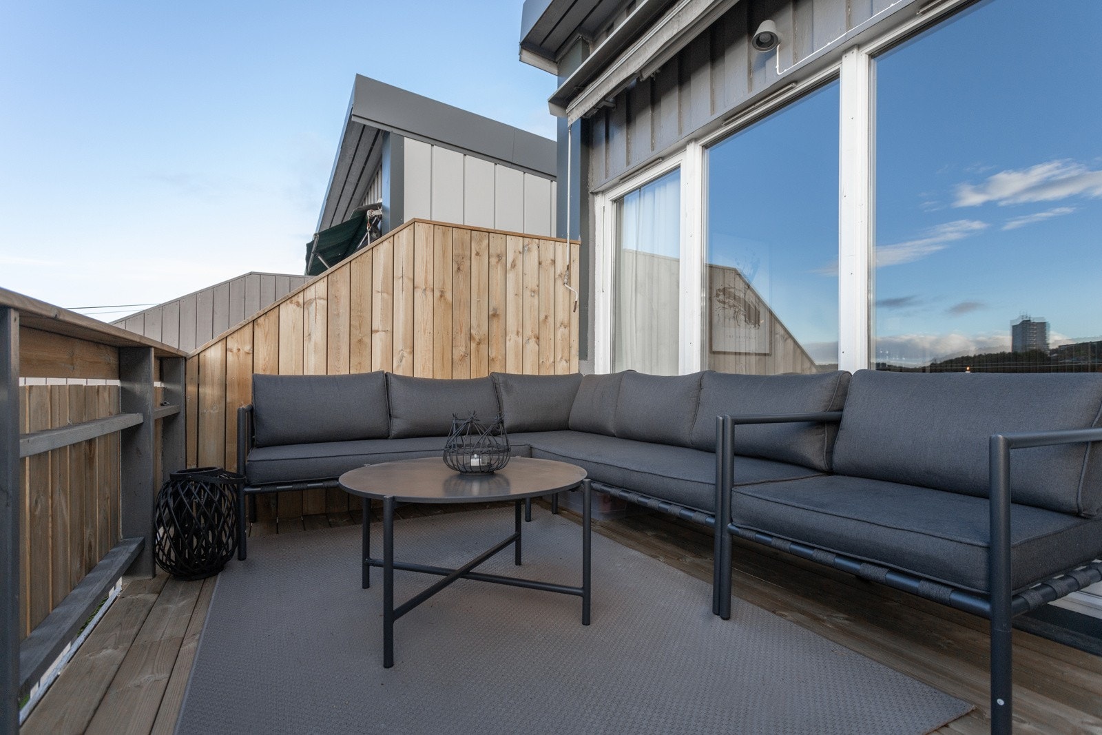 Fra stuen er det utgang til en solrik balkong med god plass til grill og utemøblement Galleribilde