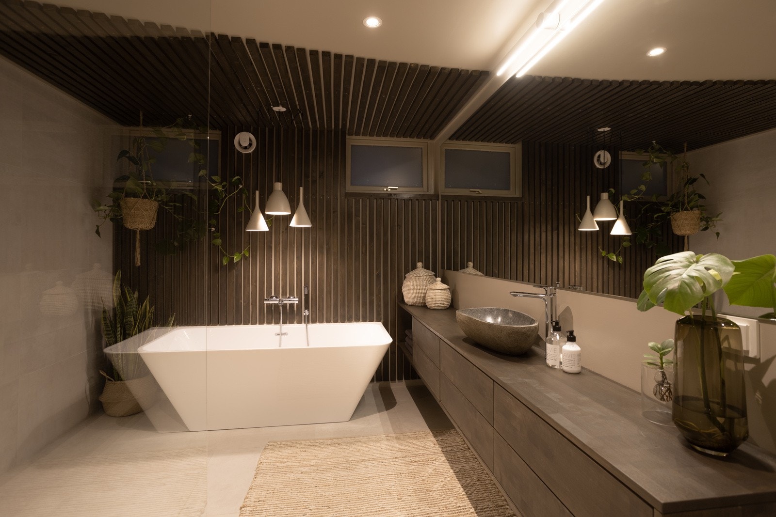 Lekkert og eksklusivt bad med badekar og baderomsinnredning Galleribilde