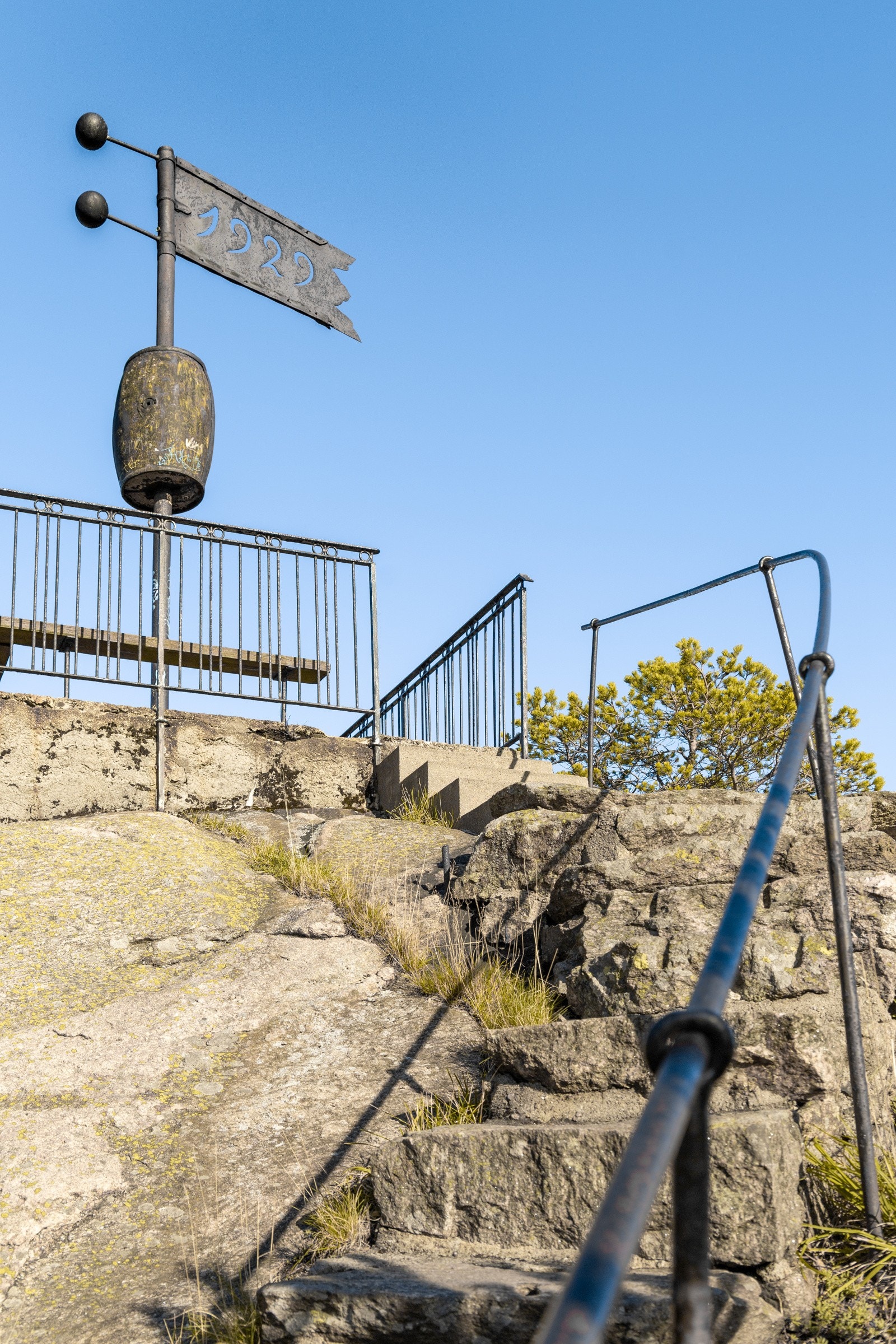 Et steinkast unna boligen finner man utsiktspunktet Dueknipen Galleribilde