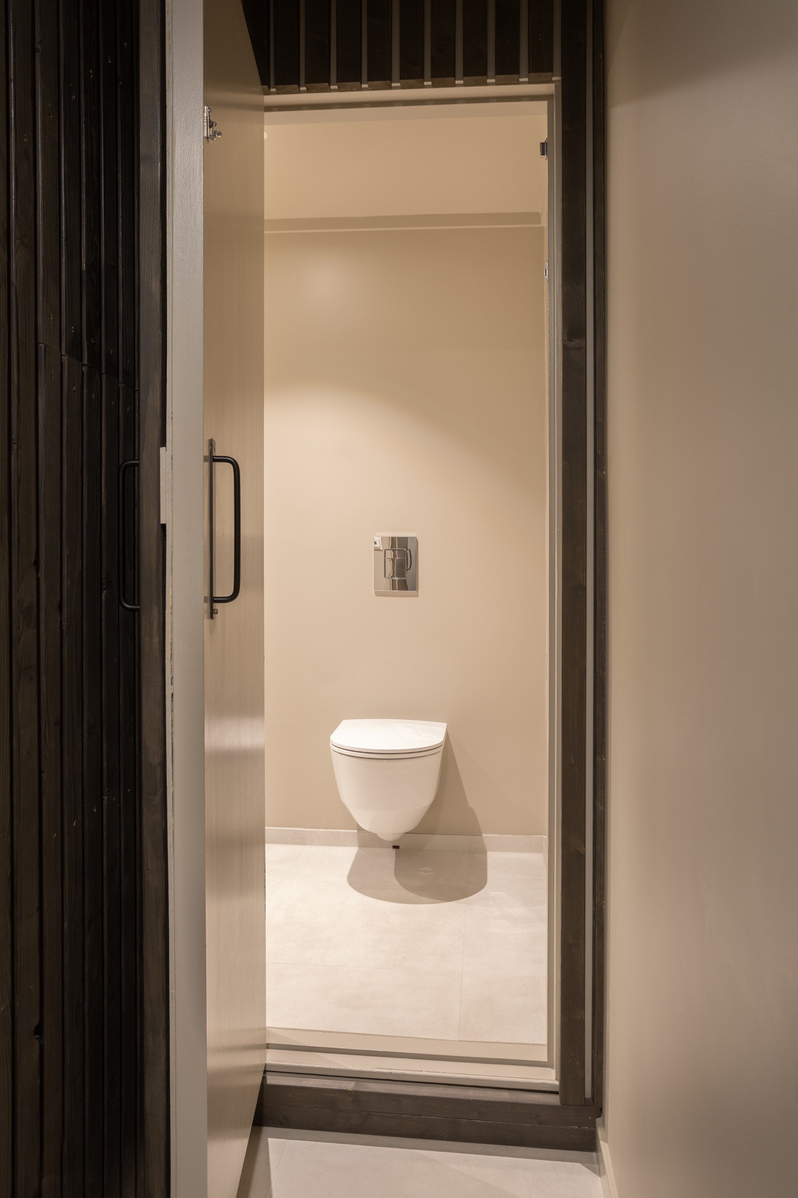 Inngang til badet skjult bak spilene Galleribilde