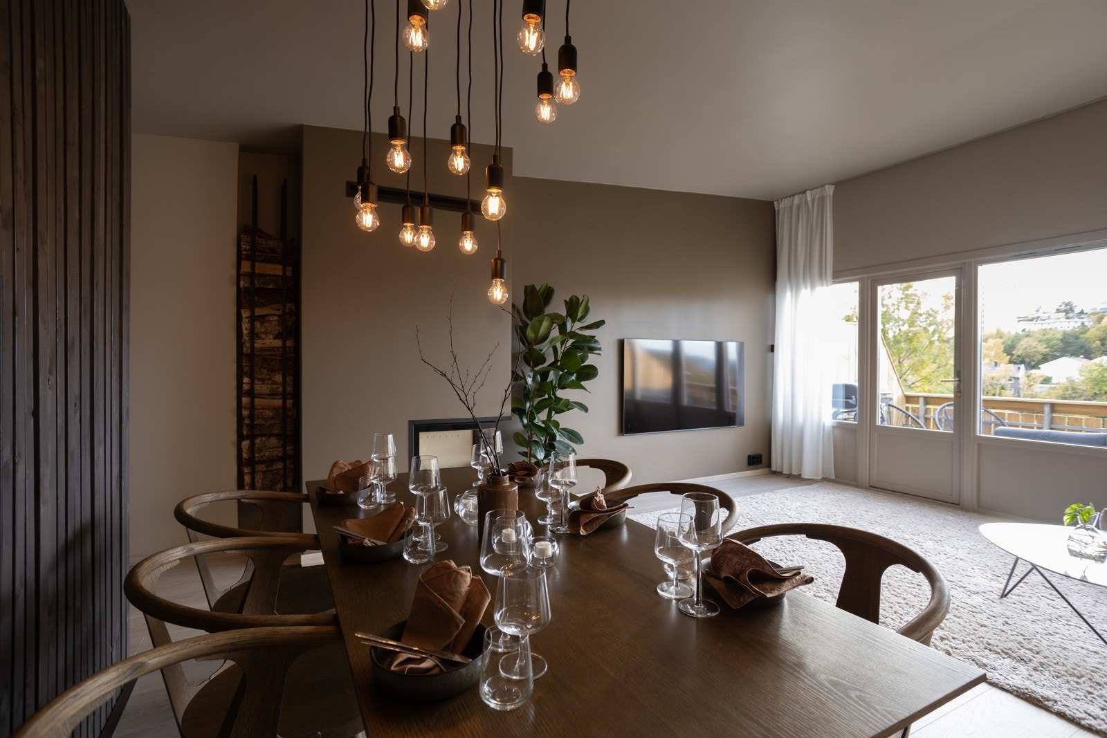 Åpen og luftig stue med plass til både sofa- og spisegruppe Galleribilde