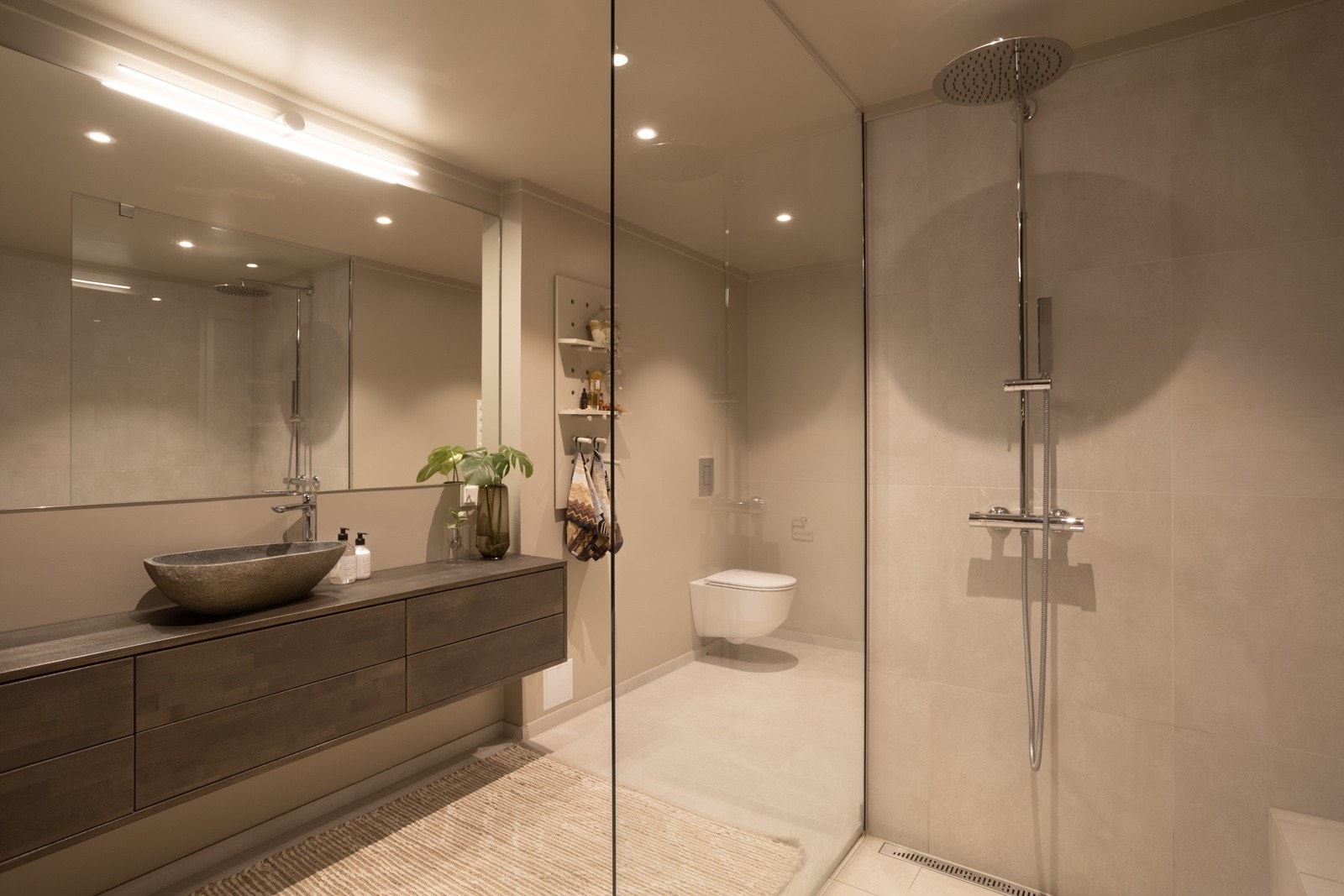 Stor dusjnisje med flott armatur og sittebenk Galleribilde