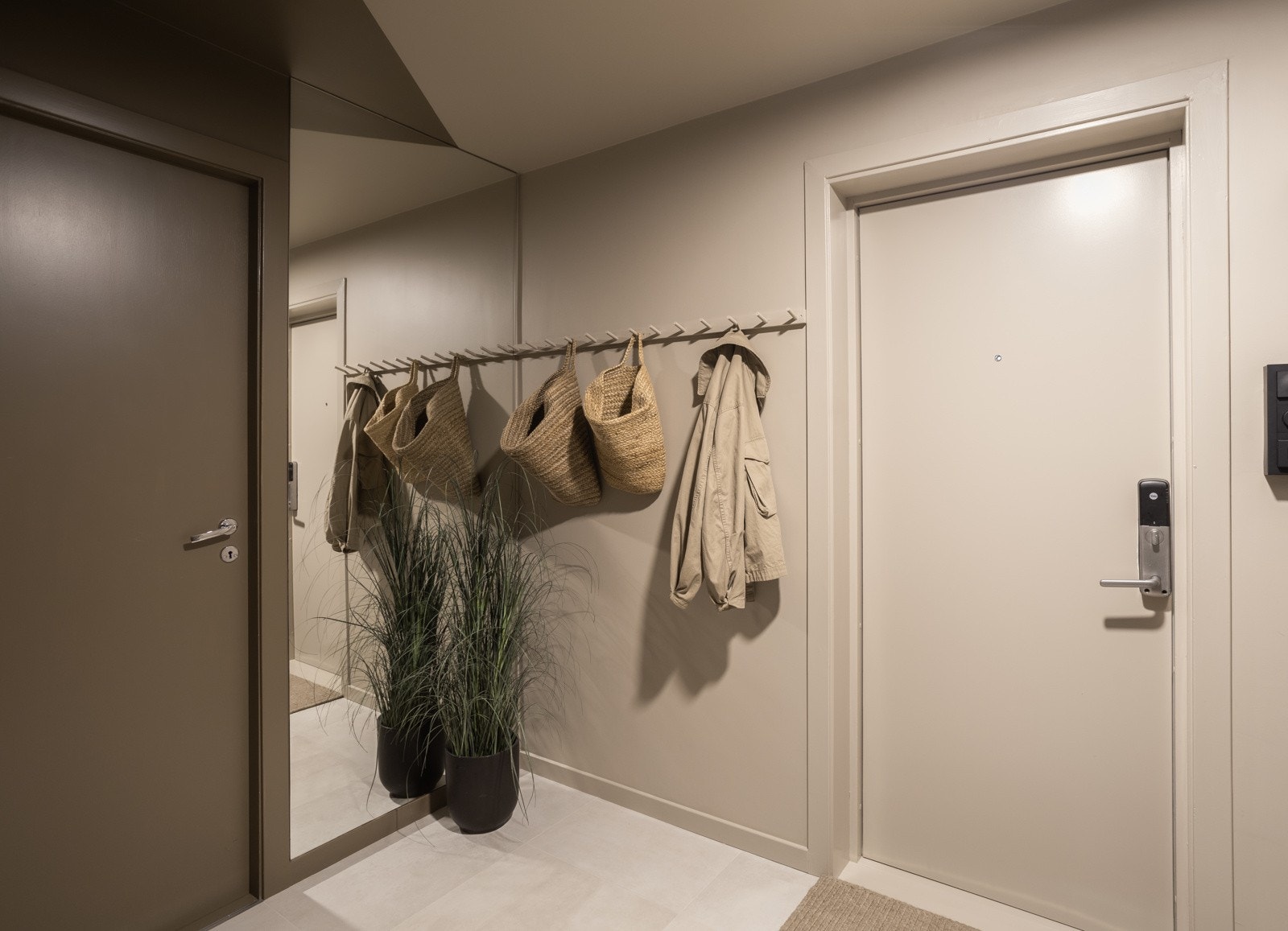 Velkommen inn! Gang med god plass til oppbevaring av ytterklær og sko Galleribilde