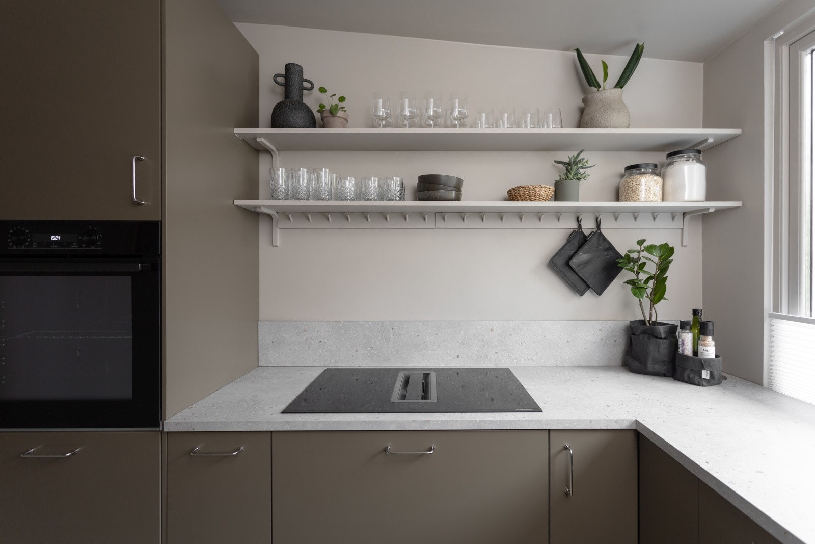 Godt med oppbevaring på hyller over koketopp Galleribilde