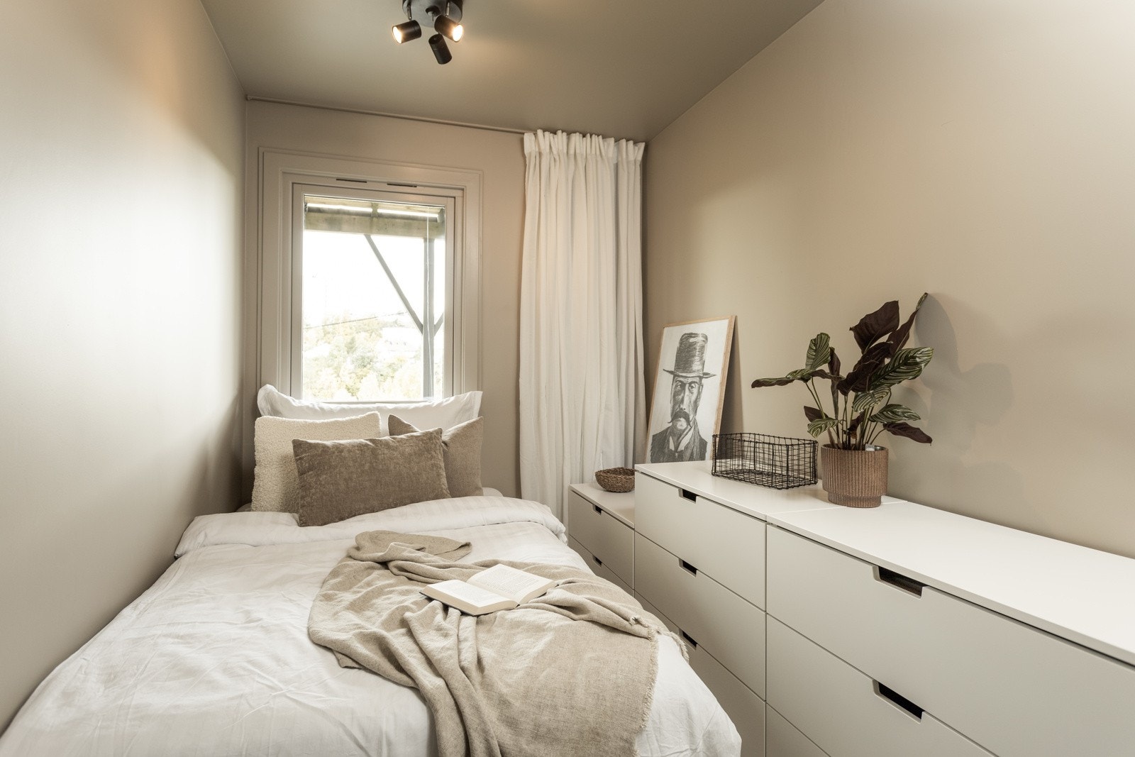 Soverom 2 i 1. etg med vegg-til-vegg teppe på gulv Galleribilde