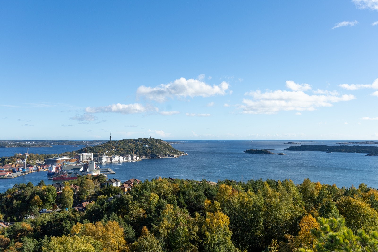 Utsikt fra Dueknipen. Boligen ligger i nærheten av sentrum Galleribilde