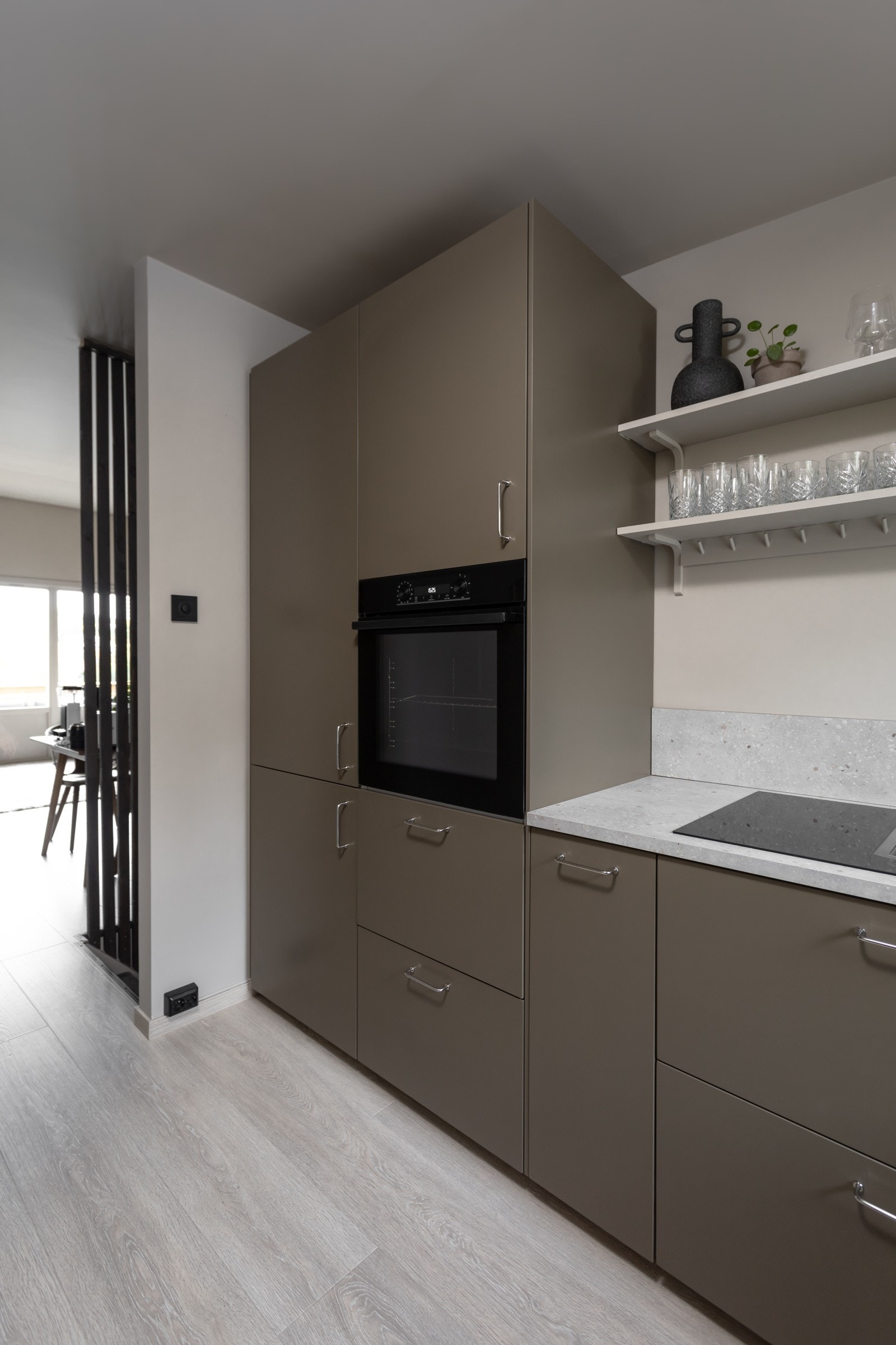 På kjøkkenet er det integrerte hvitevarer Galleribilde