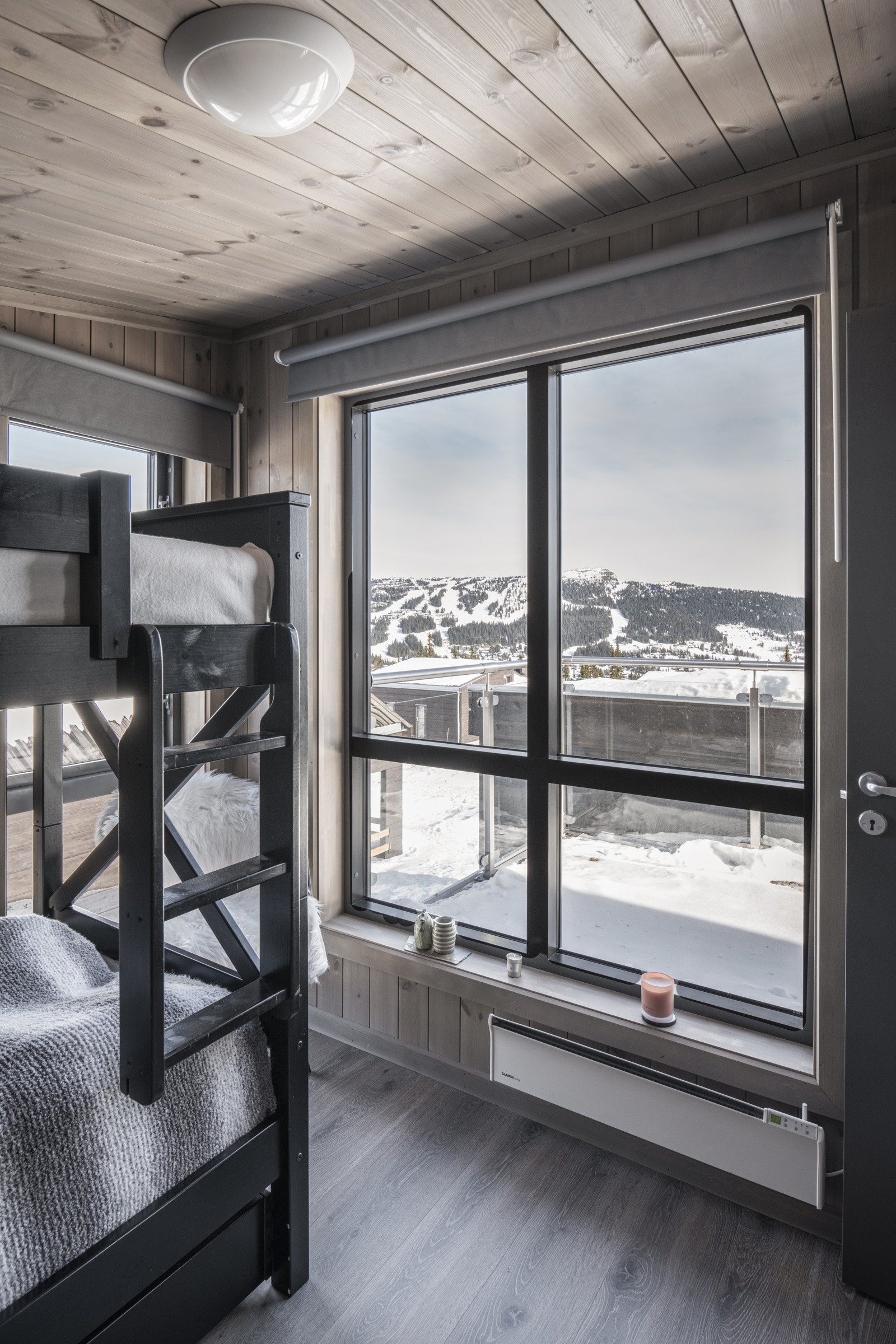 Soverom 3. Utsikt mot Kvitfjell Vest. Galleribilde