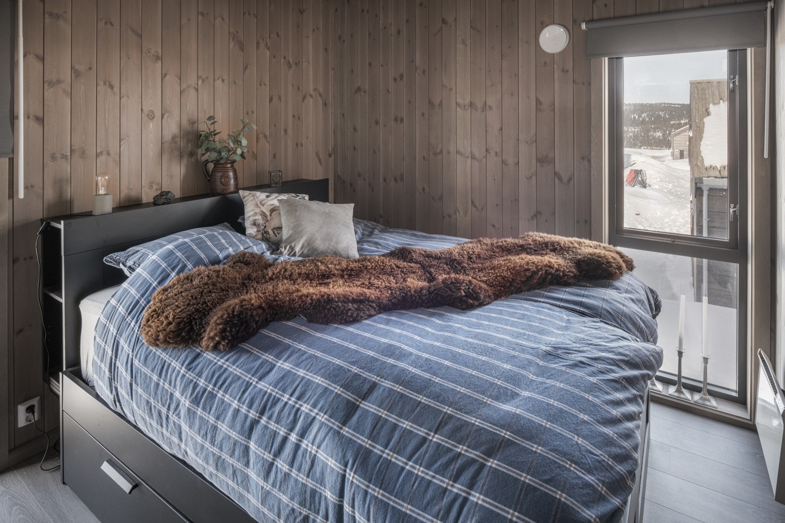 Soverom 1. Romslig soverom med plass til dobbeltseng og garderobe. Galleribilde