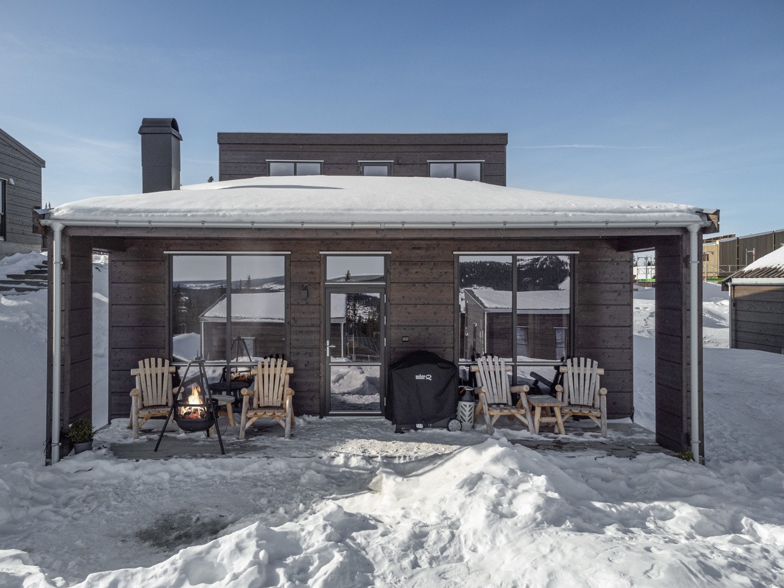 Stor markterrasse med utgang fra stue. Galleribilde