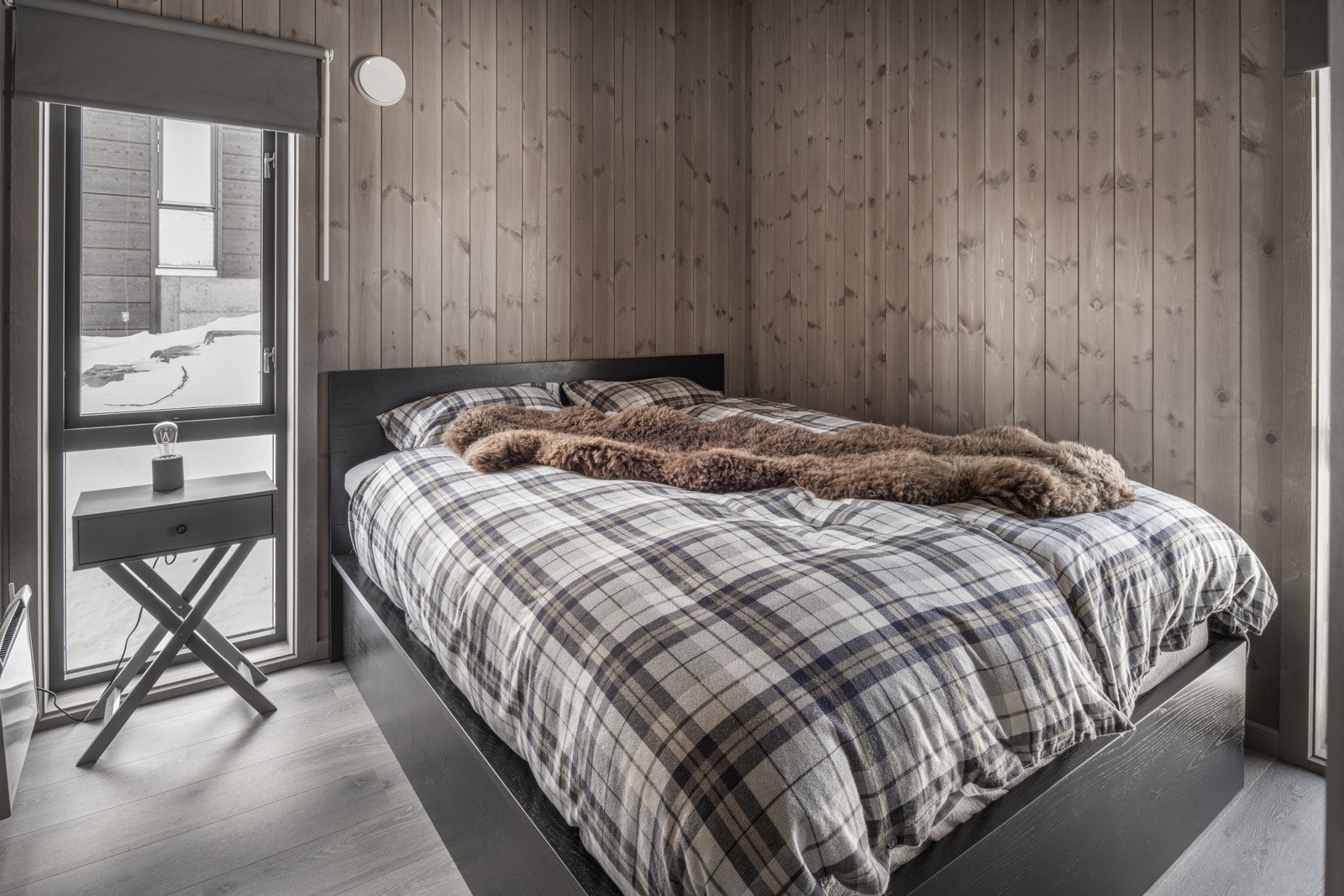 Soverom 2. Romslig soverom med plass til dobbeltseng og garderobe. Galleribilde