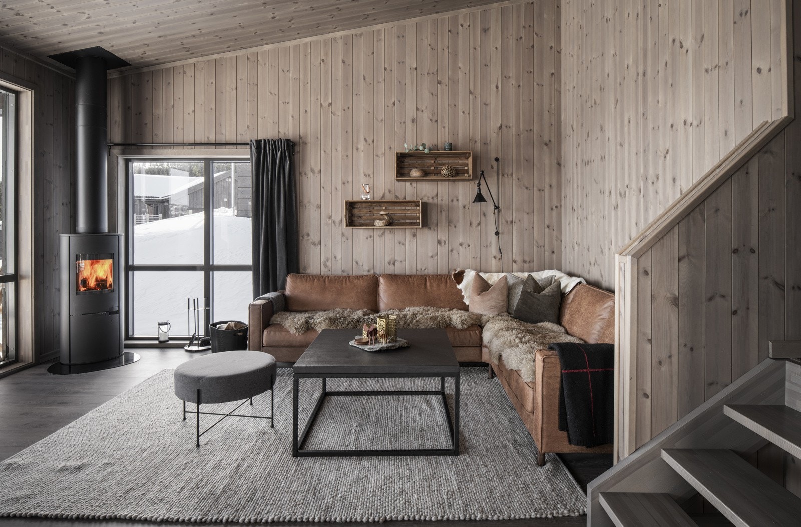 Romslig stue med store vinduer som slipper rikelig med lys inn. Galleribilde