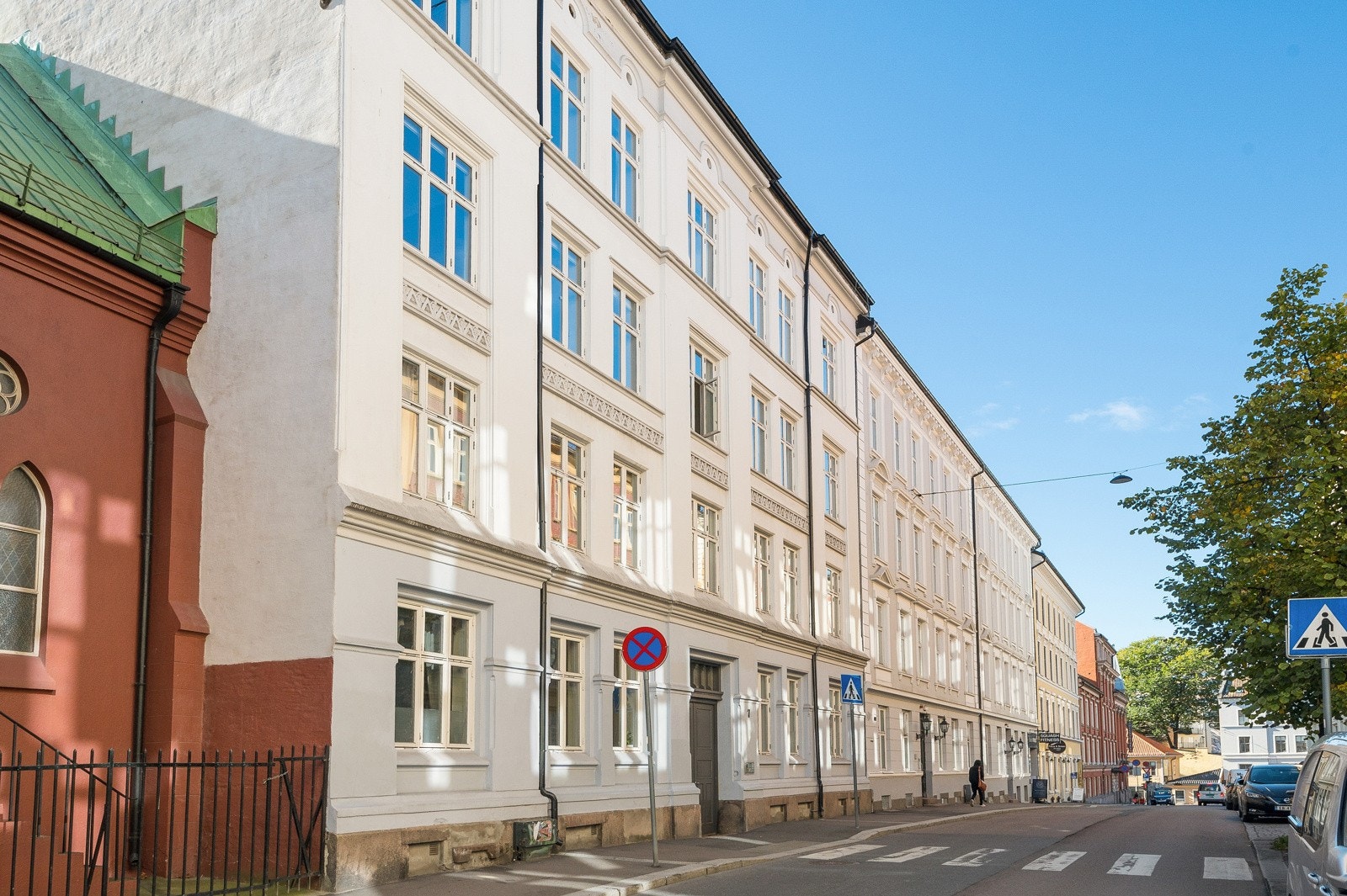 - Fasade mot gate. Leiligheten er gjennomgående og ligger i 4. etasje - Galleribilde