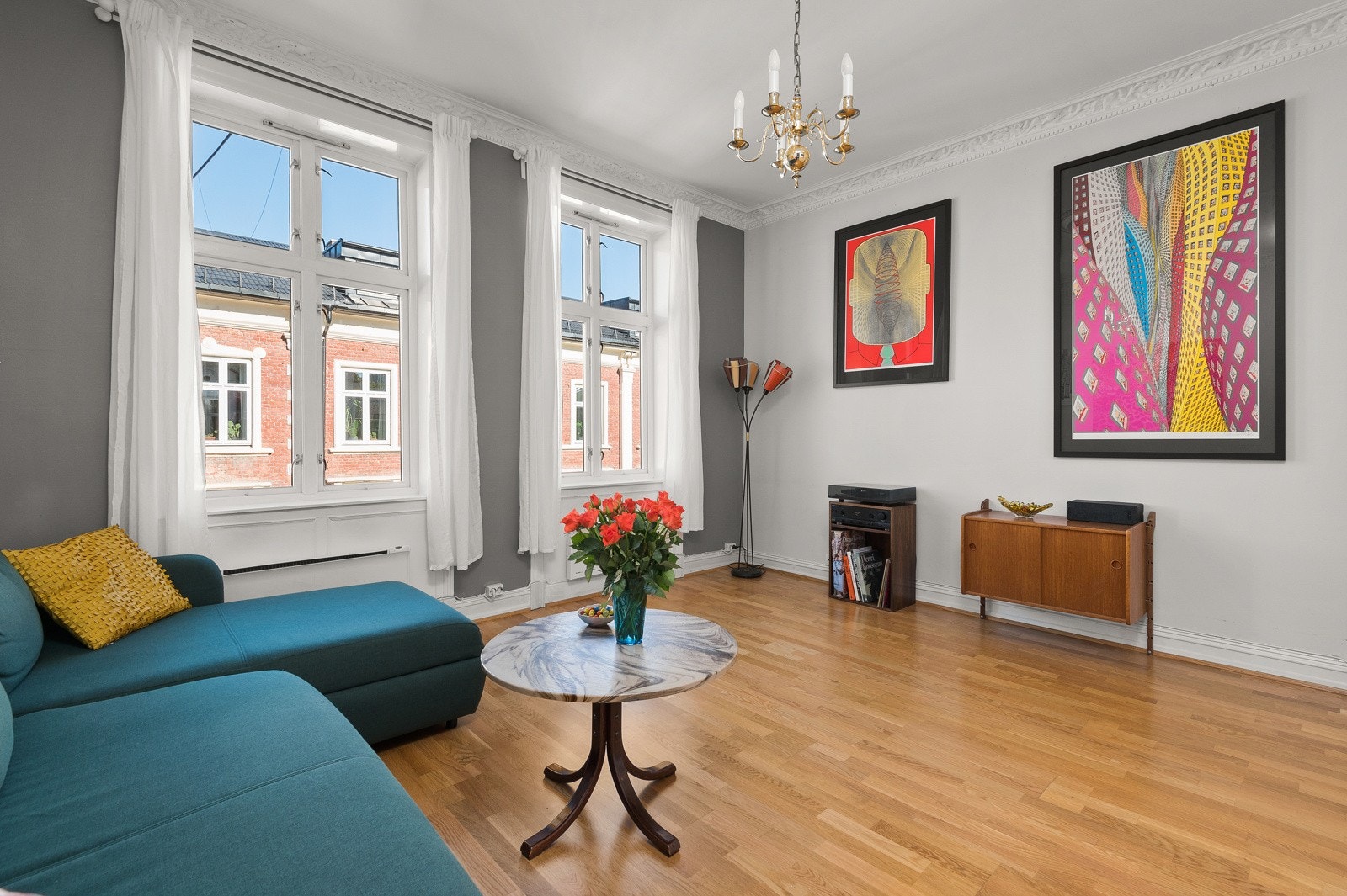 - Store vindusflater med dype karmer og 2,97 meter takhøyde - Galleribilde