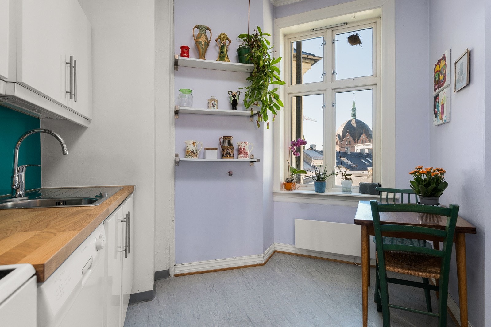 - Plass til lite spisebord med hyggelig utsikt - Galleribilde