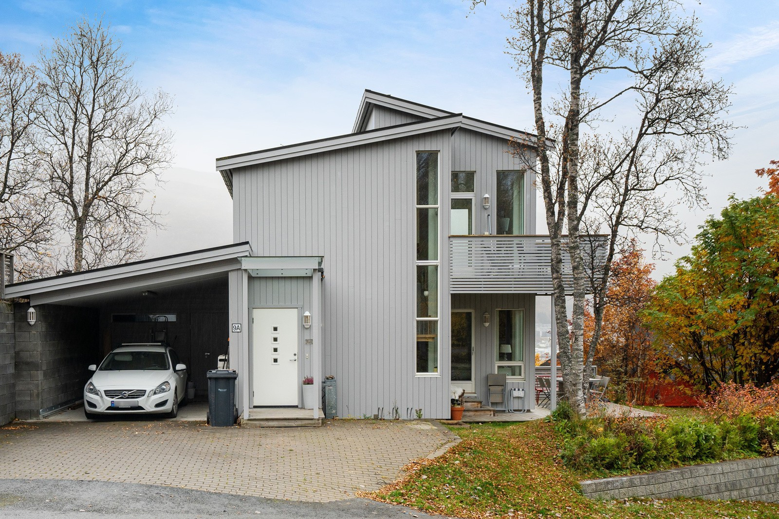 Boligen er tegnet av Jk Arkitektkontor og oppført i 2010.