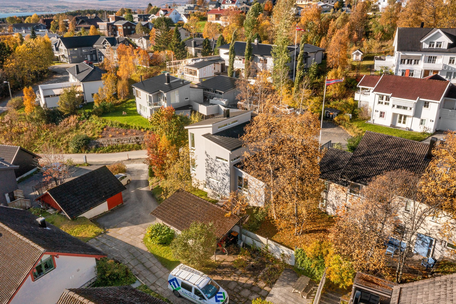 Funkisbolig over 3 plan fra 2010 med høy standard, gjennomtenkte løsninger og flotte materialvalg.
