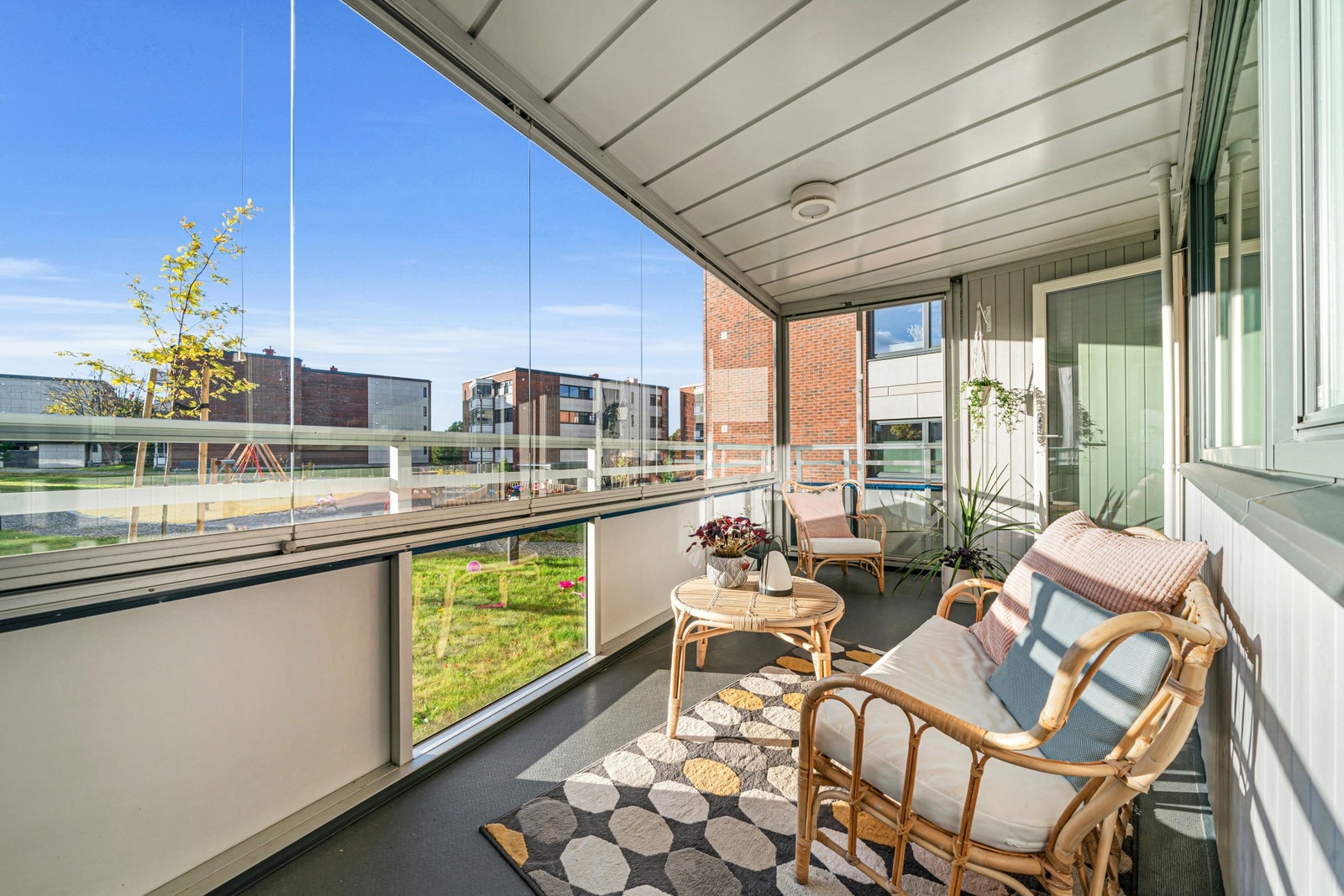 På sommerstid nyter man solen fra ca. kl. 13:00 - 22:00. Svært praktisk med direkte nedgang fra balkong til plen og lekeplass. Galleribilde