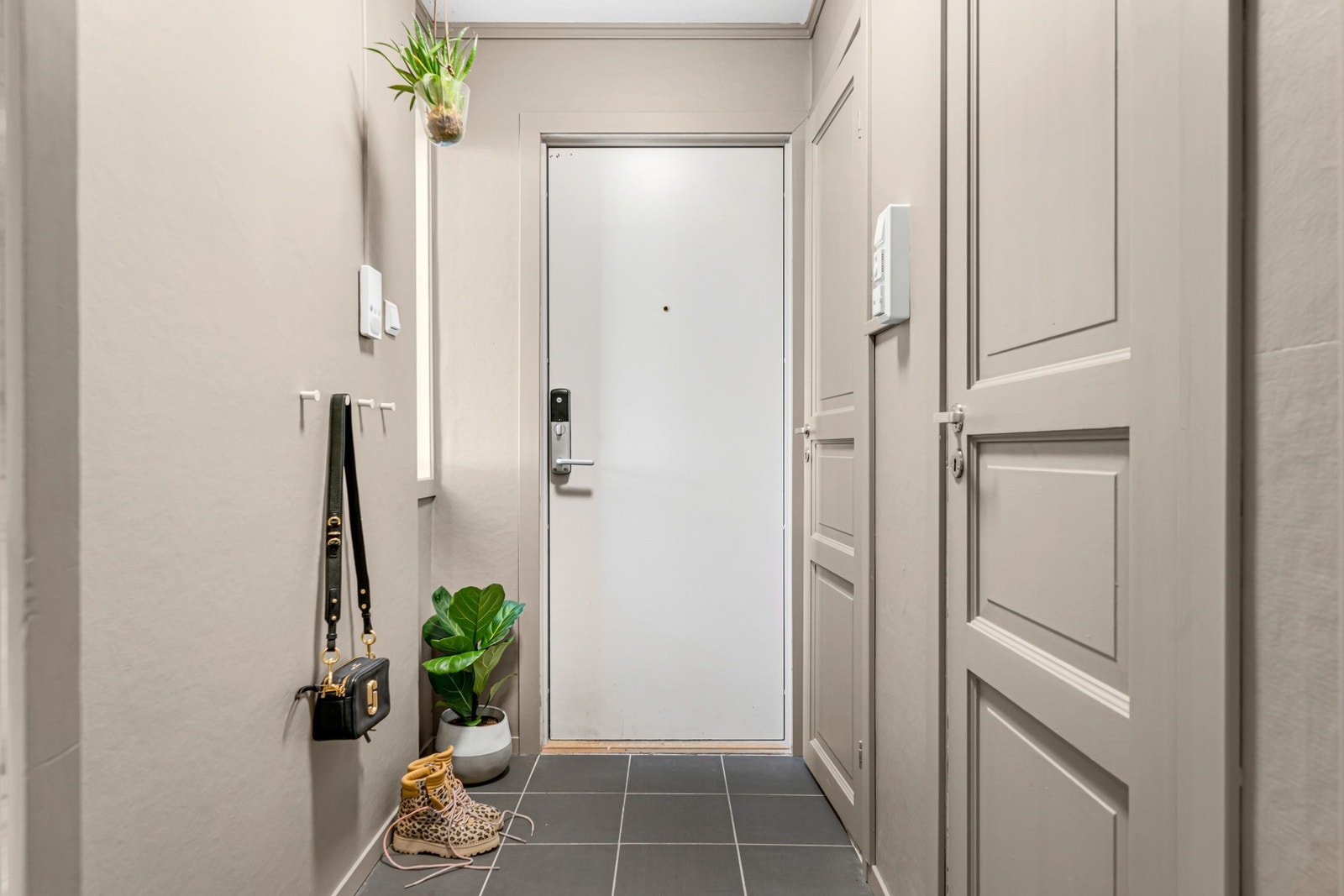 Entré er flislagt med varmekabler i gulv. Sikringsskapet er lokalisert like utenfor ytterdøren og er oppgradert med automatsikringer. Galleribilde