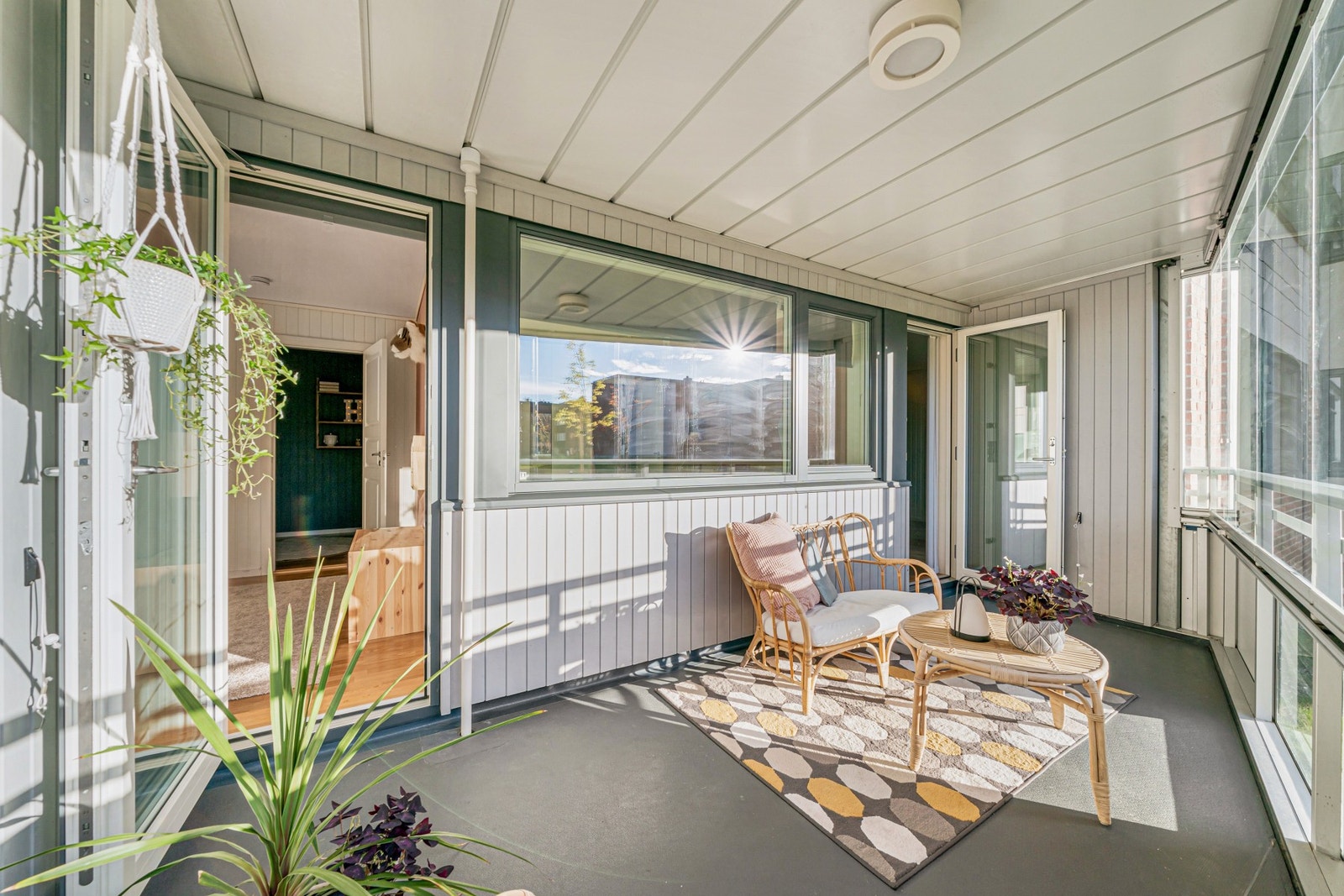 Fra både stue og soverom 3 er det utgang til vestvendt og innglasset balkong med god plass for utemøblement. Galleribilde