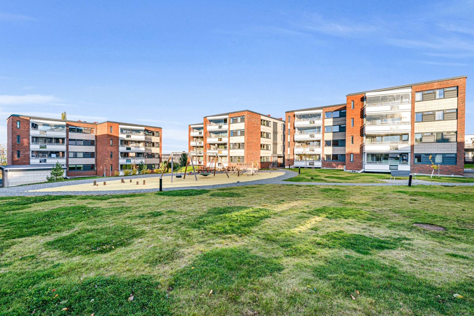 Fasade. Bygget ble utvendig renovert i 2018/19 med etterisolering, nye vinduer, drenering og mye mer. Galleribilde