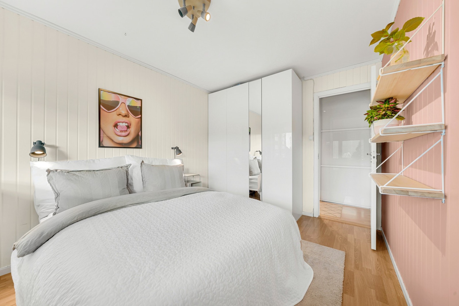 Her har man god plass til dobbeltseng og garderobeløsninger. Galleribilde