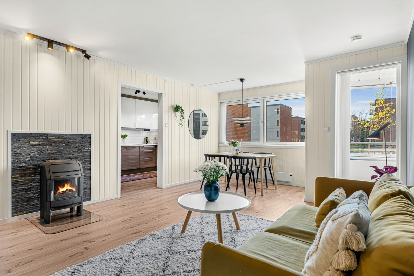 1-stavs gulv gir et moderne preg. Vedovn med renovert pipeløp på stue. Galleribilde